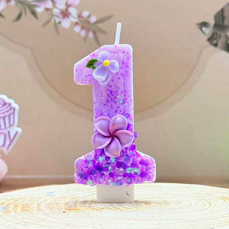柔らかな深紫色のグラデーションが施された、紫色の花柄の装飾が - Holiday Candle Set のレビューと価格
