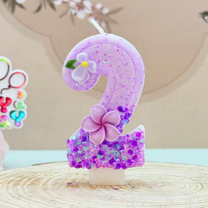 柔らかな深紫色のグラデーションが施された、紫色の花柄の装飾が - Holiday Candle Set のレビューと価格